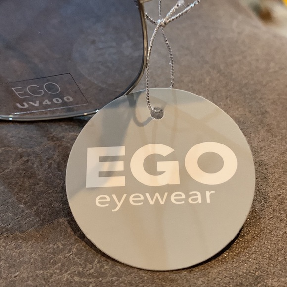 🔴 PRICE IS FIRM 🔴 Super cute sunglasses 😎 - BRAND NEW IN PACKAGING ❤️❤️❤️ - Picture 5 of 7